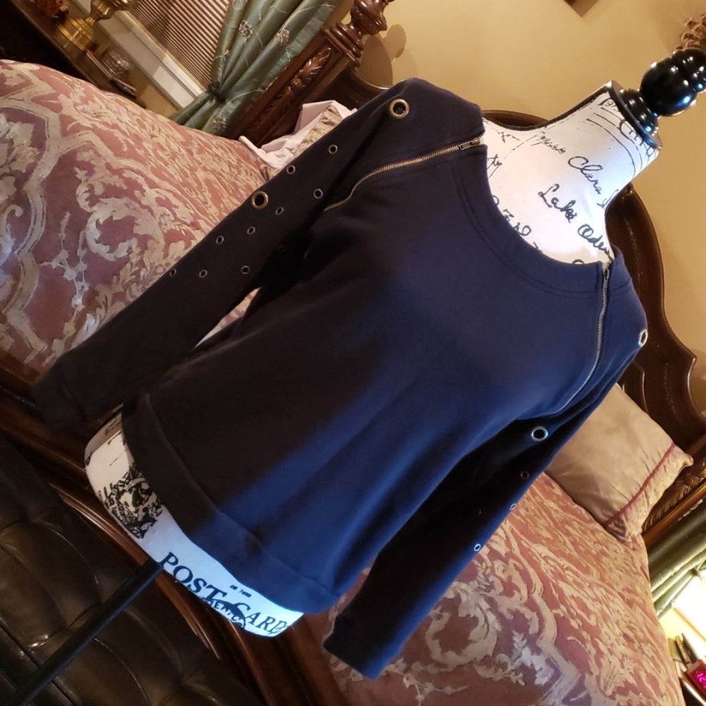 Venus black sweatshirt